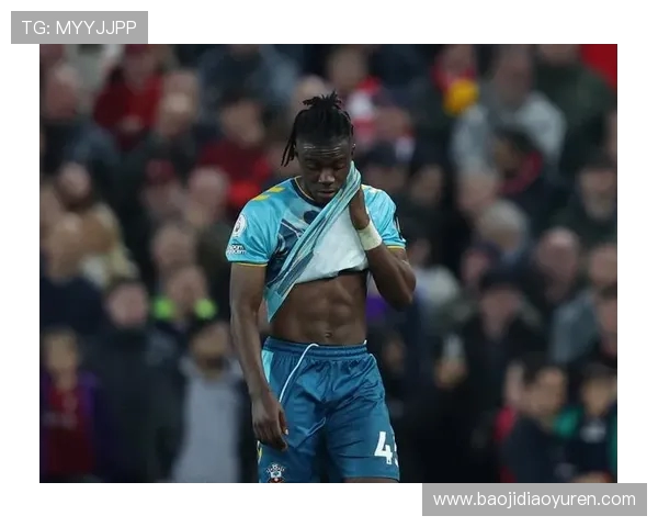 拉维亚在切尔西U21比赛中半场被换下上半场遭遇凶狠铲球影响表现